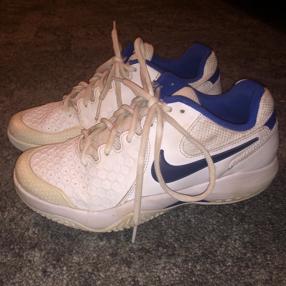 Used NIKE tennis shoes size 8